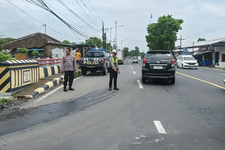 Piket lantas Polsek Rogojampi, saat lakukan olah TKP Laka lantas dua sepeda motor yang terjadi di Jalan Raya Kabat, Kecamatan Kabat, Rabu (21/1/2026)(dok Kanit lantas Polsek Rogojampi untuk blok-a.com).