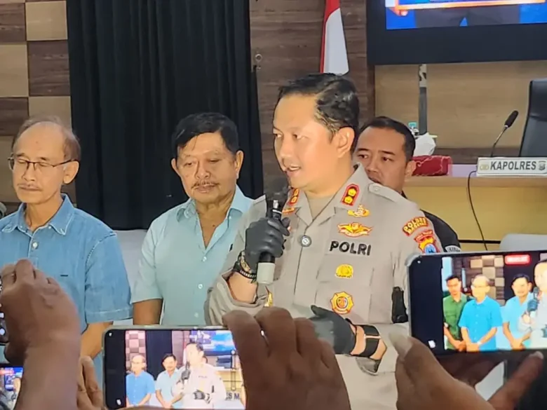 Kapolres Magetan saat memberikan keterangan mengenai pengungkapan kasus pembobolan Toko Emas Belotan