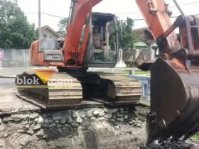 Dinas PUPR melakukan langkah cepat untuk memperbaiki jembatan ambrol yang menghubungkan Desa Sawentar dan Desa Bangle, Kecamatan Kanigoro. (blok-a.com/Fajar)