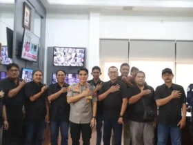 Foto bersama Pengurus PWI Kabupaten Banyuwangi dengan Kapolresta Banyuwangi Kombes Pol Rofiq Ripto Himawan, Rabu (21/1/2025)(Istimewa)