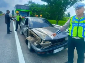 Mobil Toyota Corolla usai terlibat kecelakaan di ruas tol JoMo.(Dokumen PJR 3 Polda Jatim)