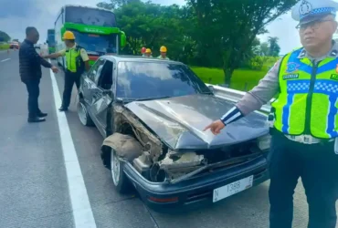 Mobil Toyota Corolla usai terlibat kecelakaan di ruas tol JoMo.(Dokumen PJR 3 Polda Jatim)