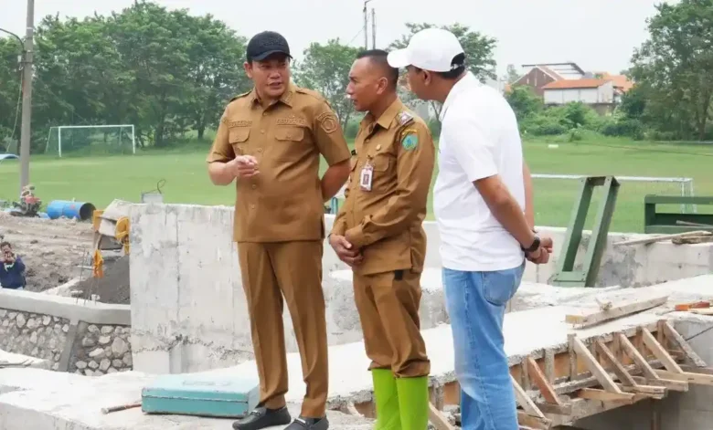 Bupati Sidoarjo, Subandi, kunjungi proyek rumah pompa Kedungpeluk, Kecamatan Candi (foto: Kominfo Kab. Sidoarjo untuk Blok-a.com)