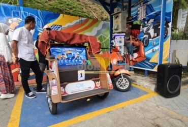 Pengisian becak listrik yang merupakan program strategis Presiden RI, Prabowo Subianto (blok-a.com / Yogga Ardiawan)