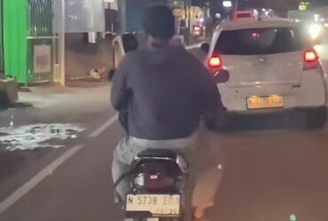 Pengendara yang diduga merokok di jalan raya yang viral di media sosial Instagram (tangkapanlayar)