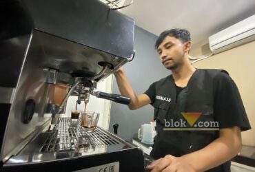 Dana Helmi, founder Ngalam Ngopi saat membuat kopi expresso di Niskala Coffe. (blok-a.com / M Berril Labiq)