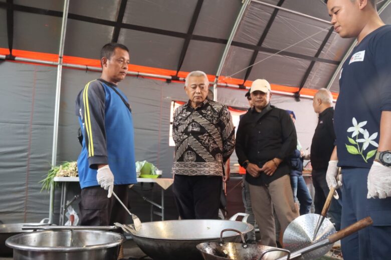 Bupati Malang, HM Sanusi saat meninjau dapur umum untuk mendukung kegiatan Mujahadah Kubro 1 Abad NU (prokopim)