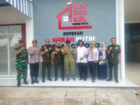 Foto bersama saat giat peninjauan Gedung KDKMP di Desa Cepoko, Magetan.