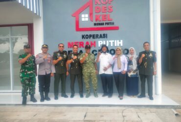 Foto bersama saat giat peninjauan Gedung KDKMP di Desa Cepoko, Magetan.