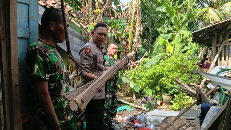 Teks: TNI-Polri membantu membersihkan dan memperbaiki rumah warga korban terdampak puting beliung.(blok-a.com/Syahrul Wijaya)