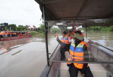 Teks: Wali kota Mojokerto Ika Puspita Sari saat launching wisata air Sungai Ngotok.(blok-a.com/Syahrul Wijaya)