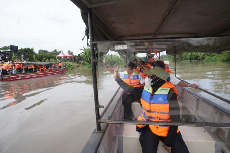 Teks: Wali kota Mojokerto Ika Puspita Sari saat launching wisata air Sungai Ngotok.(blok-a.com/Syahrul Wijaya)