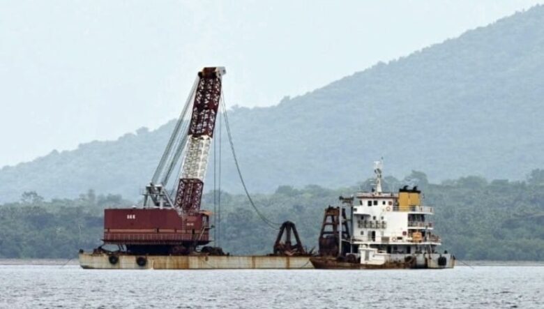 Caption : Kapal Pioner 88 sedang melakukan upaya pengangkatan bangkai KMP Tunu Pratama Jaya di Selat Bali. (blok-a.com/Istimewa).