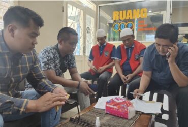 Teks: Kedua tersangka saat diserahkan ke kejaksaan negeri Mojokerto.(blok-a.com/Syahrul Wijaya)
