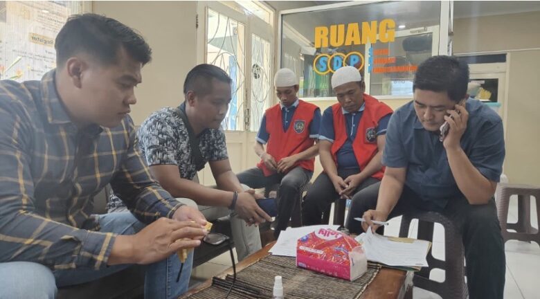 Teks: Kedua tersangka saat diserahkan ke kejaksaan negeri Mojokerto.(blok-a.com/Syahrul Wijaya)