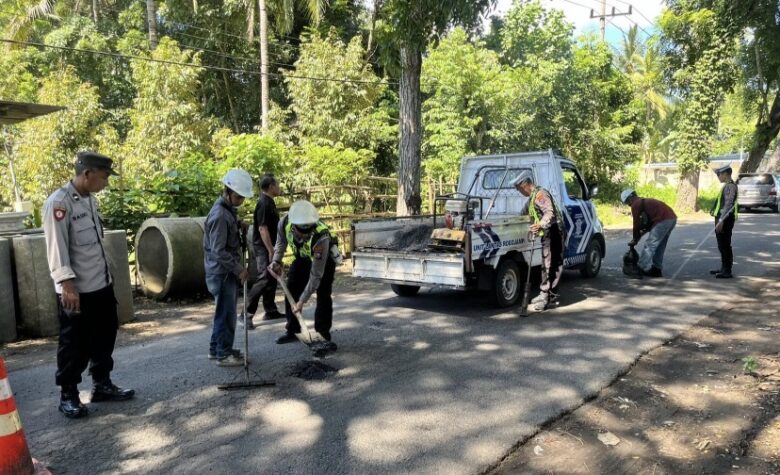 Caption : Unit Lantas Polsek Rogojampi bersama unit Samapta serta karyawan PT King Beton Nusantara, dan perangkat Desa Gladag, saat lakukan penutupan jalan berlubang, Selasa (3/2/2026)(dok Polsek Rogojampi untuk blok-a.com)