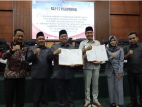 Teks: Bupati Jombang Warsubi menandatangani Raperda inisiatif DPRD tentang Desa/Kelurahan sadar hukum.(blok-a.com/Syahrul Wijaya)
