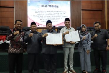 Teks: Bupati Jombang Warsubi menandatangani Raperda inisiatif DPRD tentang Desa/Kelurahan sadar hukum.(blok-a.com/Syahrul Wijaya)