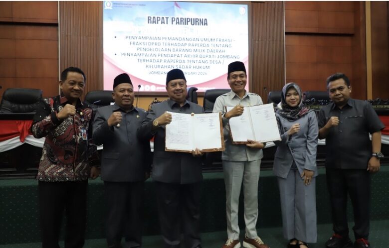 Teks: Bupati Jombang Warsubi menandatangani Raperda inisiatif DPRD tentang Desa/Kelurahan sadar hukum.(blok-a.com/Syahrul Wijaya)