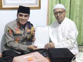 Caption : Kapolresta Banyuwangi Kombes Pol. Dr. Rofiq Ripto Himawan saat silaturahmi di kediaman Ketua Umum MUI Banyuwangi KH. Muhaimin Asymuni, Kamis (5/2/2026)(blok-a.com/Istimewa).