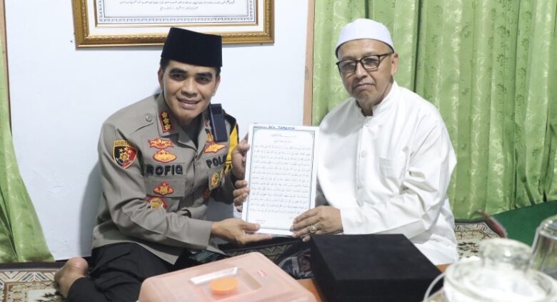 Caption : Kapolresta Banyuwangi Kombes Pol. Dr. Rofiq Ripto Himawan saat silaturahmi di kediaman Ketua Umum MUI Banyuwangi KH. Muhaimin Asymuni, Kamis (5/2/2026)(blok-a.com/Istimewa).