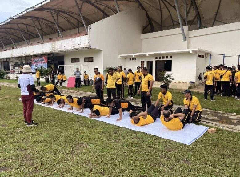 Caption : Meningkatkan kebugaran, kesiapan, dan profesionalisme personel dalam menjalankan tugas, Polresta Banyuwangi telah menggelar tes TKJ di GOR Tawang Alun, Banyuwangi. (dok Humas Polresta).