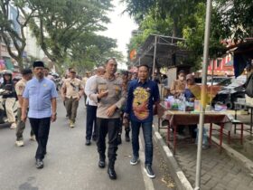 Kapolresta Malang Kota, Kombes Pol Putu Kholis saat meninjau lokasi trotoar di Jalan Suhat dijadikan tempat jual takjil (blok-a/Bob Bimantara Leander)