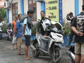 Teks: Puluhan remaja dan motor diamankan di Polres Mojokerto tertangkap saat aksi balap liar.(Foto: Istimewa)