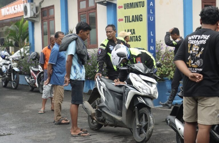 Teks: Puluhan remaja dan motor diamankan di Polres Mojokerto tertangkap saat aksi balap liar.(Foto: Istimewa)