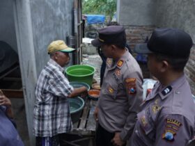 Respons Cepat Polsek Pungging Bantu Tukang Becak Korban Puting Beliung di Balongmasin