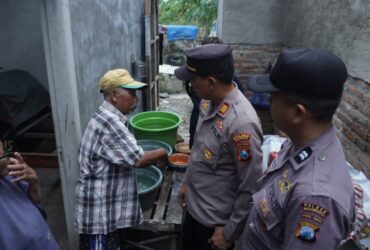 Respons Cepat Polsek Pungging Bantu Tukang Becak Korban Puting Beliung di Balongmasin