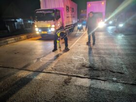 Kecelakaan Maut di Trowulan, Penumpang Motor Tertabrak Truk dari Belakang