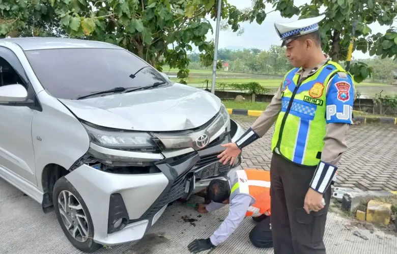 Mobil Toyota Avanza yang rusak bagian depannya usai menabrak tiap rambu.(Foto: Dokumen PJR 3 Polda Jatim)