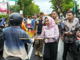 Wali Kota Mojokerto Ika Puspita Sari membagikan voucher takjil.(blok-a.com/Syahrul Wijaya)