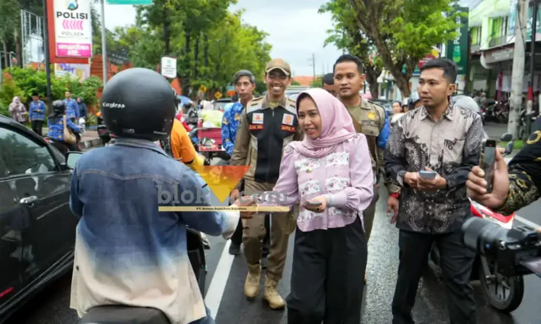 Wali Kota Mojokerto Ika Puspita Sari membagikan voucher takjil.(blok-a.com/Syahrul Wijaya)