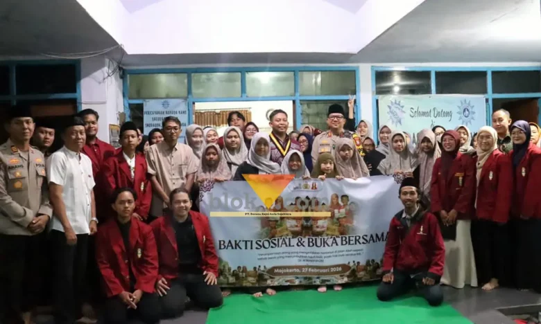 Kapolres Mojokerto Kota AKBP Herdiawan Arifianto berikan santunan kepada anak yatim di Panti Muhammadiyah (blok-a.com/Syahrul Wijaya)