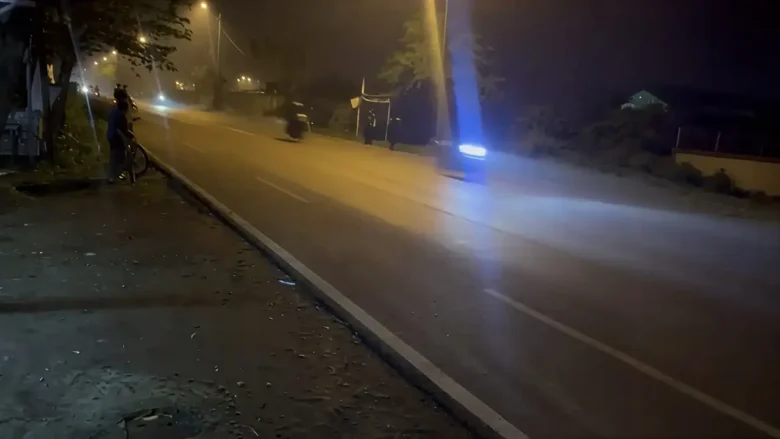 Aksi remaja yang sedang balap liar terekam kamera warga di Jalan Raya Pacing–Dlanggu. (Foto: Istimewa)