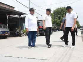 Bupati Sidoarjo, Subandi, saat meninjau proyek betonisasi jalan desa Sawotratap, Gedangan