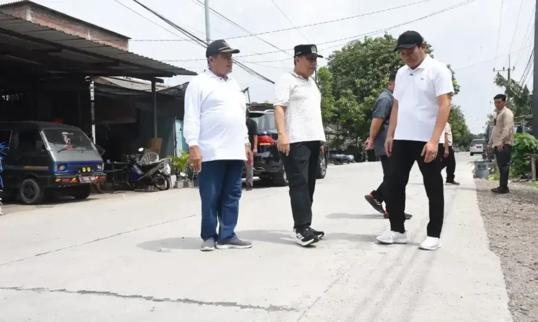 Bupati Sidoarjo, Subandi, saat meninjau proyek betonisasi jalan desa Sawotratap, Gedangan