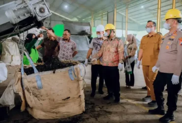 Bupati Gresik Fandi Akhmad Yani didampingi Wakil Bupati Asluchul Alif resmikan pengoperasian Landfill Mining di TPA Ngipik.(ist)