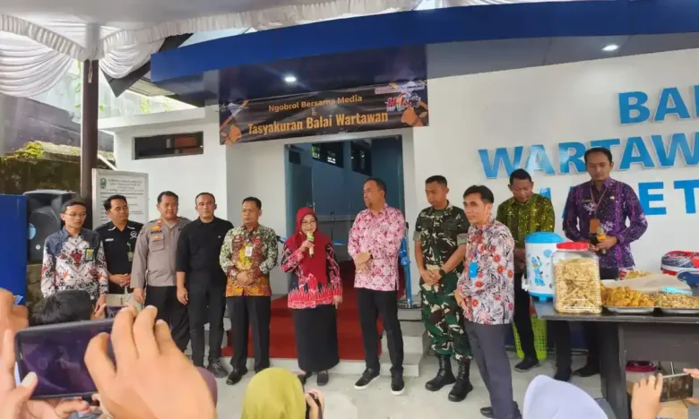 Bupati Magetan Nanik Sumantri saat memberi sambutan dalam acara peresmian Gedung Balai Wartawan di lingkungan Diskominfo Kabupaten Magetan