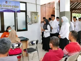 Bupati Ipuk saat meninjau layanan Mall Orang Sehat di Puskesmas Sambirejo, Kecamatan Bangorejo, Sabtu (21/2/2026) - (foto: ist)