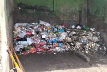 Caption Pengangkutan sampah di TPS Pasda Genteng II dikeluhkan pedagang dan warga karena setiap hari menyisakan tumpukan sampah yang menggunung, Rabu (4/2/2026). (blok-a.com/Kuryanto)