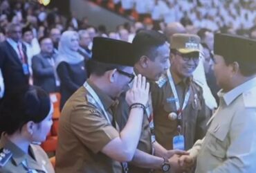 Wali Kota Malang, Wahyu Hidayat saat berjabat tangan dengan Presiden Prabowo Subianto. (istimewa)