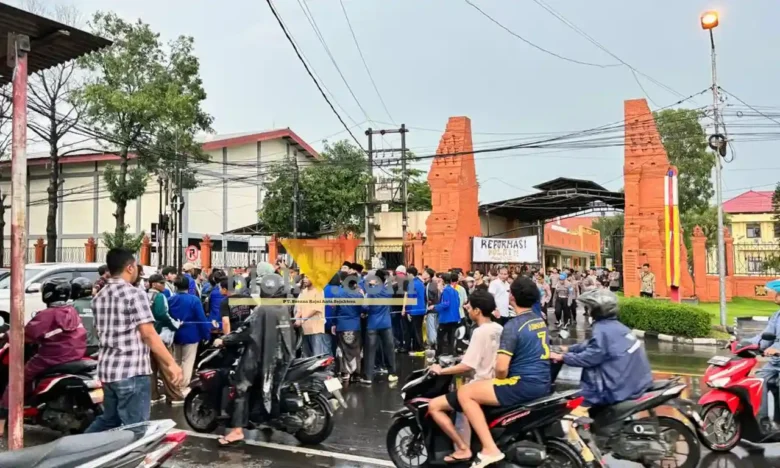Aksi unjuk rasa mahasiswa di depan Polres Mojokerto.(blok-a.com/Syahrul Wijaya)