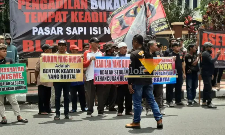 Ratusan massa GPI menggelar aksi unjuk rasa di depan Kantor Pengadilan Negeri Blitar. (blok-a.cpm/Fajar)