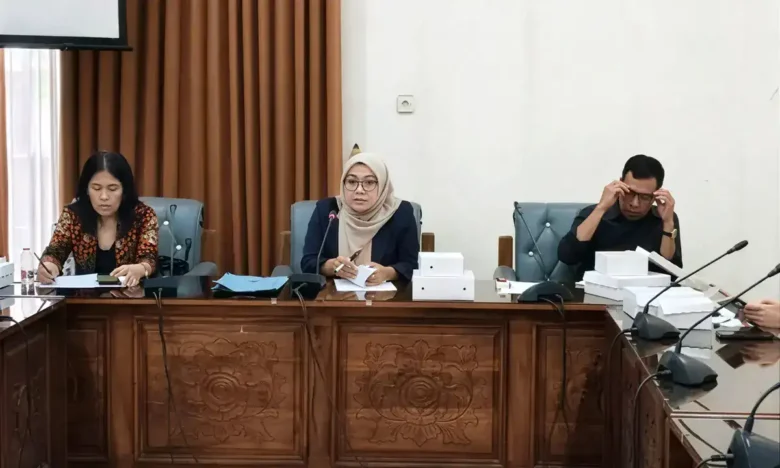 Ketua Komisi II DPRD Banyuwangi, Emy Wahyuni Dwi Lestari (tengah) saat Raker Program Ketahanan Pangan bersama instansi terkait, Kamis (12/2/2026)(blok-a.com/Istimewa)