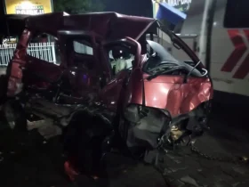 Kondisi Minibus Daihatsu Espas yang hancur usai tabrakan dengan bus PO Sugeng Rahayu.(Foto: Dokumen Satlantas Polres Jombang)