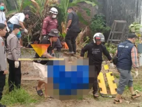 Evakuasi mayat yang ditemukan di semak-semak bekas asrama polisi Ploso, Jombang.(blok-a.com/Syahrul Wijaya)