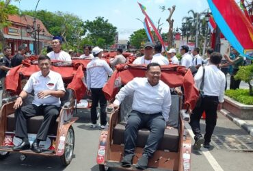 Teks foto : Fandi Akhmad Yani Bupati Gresik (kanan) dan Firman Dahlan, Direktur Perencanaan dan Pengembangan Usaha Yayasan GSN (kiri) mencoba menaiki becak listrik bantuan presiden Prabowo Subianto.(blok-a.com/ivan) Pewarta : Ivan Ringankan Beban Pengemudi Lansia, Presiden Prabowo Beri 200 Becak Listrik ke Warga Gresik Gresik, blok-a.com - Sebanyak 200 pengemudi becak kayuh di Kabupaten Gresik resmi menerima bantuan becak listrik dari Presiden Republik Indonesia, Prabowo Subianto. Penyerahan bantuan tersebut dilaksanakan di Rumah Dinas Wakil Bupati Gresik, Rabu (4/2/2026). Bantuan becak listrik ini bersumber dari dana pribadi Presiden Prabowo Subianto melalui Yayasan Gerakan Solidaritas Nasional (GSN), dan dipastikan tidak menggunakan Anggaran Pendapatan dan Belanja Negara (APBN). Program tersebut menjadi bagian dari upaya modernisasi transportasi rakyat sekaligus peningkatan kesejahteraan masyarakat menengah ke bawah, khususnya pengemudi becak. Bupati Gresik, Fandi Akhmad Yani, menyampaikan apresiasi dan rasa terima kasih atas perhatian Presiden kepada masyarakat kecil di daerah. Menurutnya, kehadiran becak listrik akan sangat membantu meringankan beban fisik para pengemudi becak, terutama yang telah lanjut usia. “Apresiasi dan rasa terima kasih kami sampaikan kepada Bapak Presiden Prabowo Subianto. Bantuan ini sangat membantu masyarakat kami, khususnya pengemudi becak. Selain meringankan beban kerja, becak listrik ini juga berpotensi meningkatkan pendapatan keluarga dan menekan angka kemiskinan,” ujar Bupati. Ia menambahkan, becak listrik juga berpeluang menjadi ikon baru pariwisata ramah lingkungan di Kabupaten Gresik. Dengan teknologi nol emisi dan bebas kebisingan, moda transportasi ini dinilai selaras dengan konsep pariwisata berkelanjutan. Dalam kesempatan tersebut, Bupati Yani juga berpesan agar para penerima bantuan dapat merawat becak listrik dengan baik agar usia pakainya lebih panjang. Terkait keberlanjutan operasional, Pemkab Gresik berencana menjalin kerja sama dengan PLN untuk penyediaan infrastruktur pengisian daya. “Untuk kelangsungan bahan bakar kendaraan listrik, kami akan duduk bersama pihak PLN guna membahas pembangunan Stasiun Pengisian Kendaraan Listrik Umum (SPKLU),” jelasnya. Pemerintah Kabupaten Gresik, lanjut Bupati, berkomitmen melakukan pemantauan terhadap operasional dan perawatan becak listrik. Penambahan SPKLU juga akan dilakukan secara bertahap guna memastikan keberlanjutan penggunaan kendaraan ramah lingkungan tersebut. Sementara itu, Direktur Perencanaan dan Pengembangan Usaha Yayasan GSN, Firman Dahlan, menegaskan bahwa program becak listrik ini merupakan bentuk bantuan pribadi Presiden Prabowo Subianto untuk meningkatkan kesejahteraan pengemudi becak di daerah. Secara teknis, Firman menjelaskan bahwa becak listrik memiliki kecepatan maksimal 15 kilometer per jam demi menjaga aspek keselamatan. Selain itu, kendaraan ini mampu menempuh jarak hingga 40 kilometer dalam sekali pengisian daya dan tidak menghasilkan emisi karbon. “Kategori penerima bantuan ini adalah pengemudi becak kayuh berusia di atas 55 tahun, sehingga diharapkan benar-benar tepat sasaran dan memberi dampak nyata bagi penerima,” pungkasnya.(ivn)